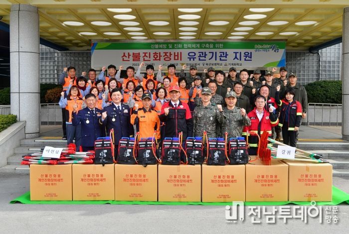 장성군이 의용소방대와 상무대에 1000만 원 상당 산불진화장비를 지원했다