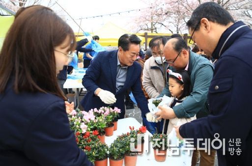 곡성군, 나무 나눠주기 행사 성료