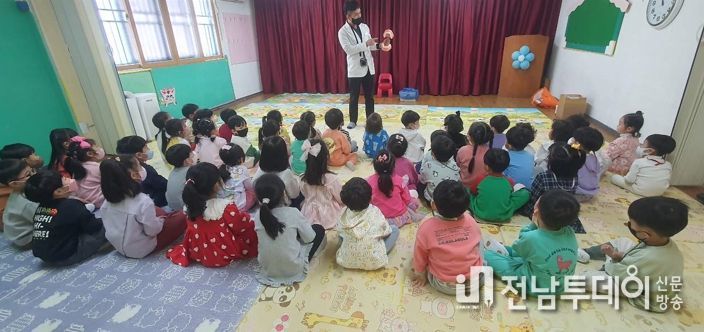 보건소 공중보건치과의사가 구강보건교육을 진행하는 모습