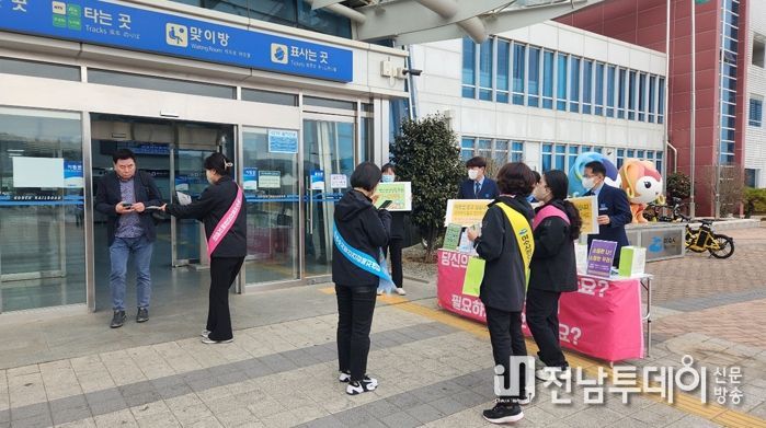 여수시 보건소 직원들이 여수엑스포역에서 ‘생명사랑·자살예방’ 캠페인을 펼치고 있다.