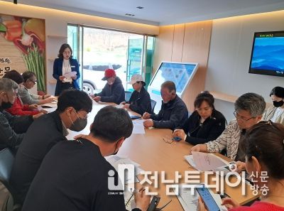 화순군은 지역 농특산물 판매 촉진을 위해 화순 고인돌 축제에서 지역 농특산물 판매부스를 운영한다. 사진은 화순군 관계자가 축제장 판매부스 준비를 위한 업체 교육 사진