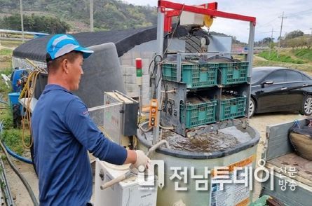 화순군 농업인이 벼 종사를 온탕소독하고 있다.