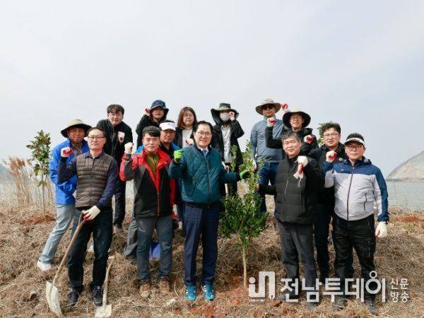완도군, 식목일 앞두고 ‘나무 심기·나눔 행사’ 개최