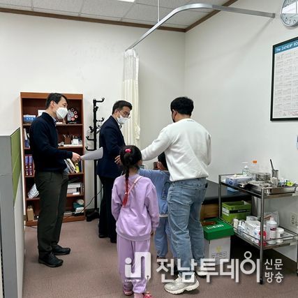 지난 1일 여수시보건소 진료실에서 연세대학교 세브란스 심장혈관병원 박한기교수 등 의료진이 103차 심장병 무료진료를 진행했다.
