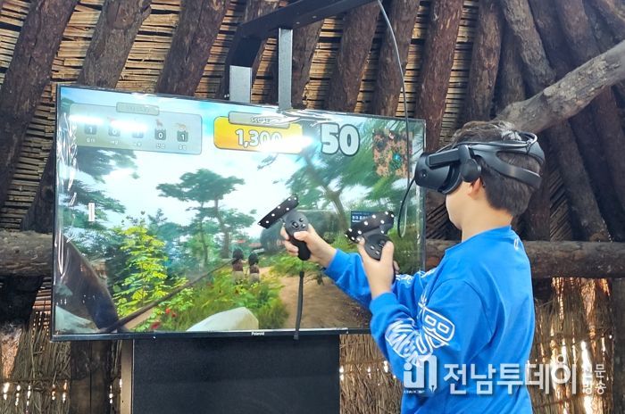 VR 활쏘기 : 선사체험장 내 프로그램인 VR 활쏘기를 체험하고 있는 모습