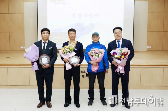 선행공직자 3인 표창 수여 사진 : ‘왼쪽부터 전명진 주무관, 김복만 실무원, 최영진 실무원’ 맨 우측 수여자 구복규 화순군수