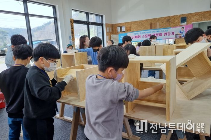 목공 제작 체험 : 아이들이 직접 창의적으로 디자인한 생활 가구를 만들고 있다.