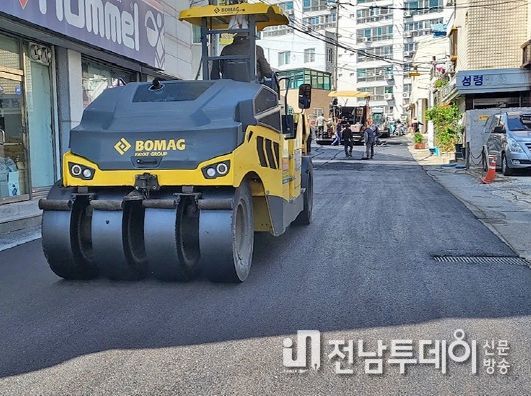 광주 서구(구청장 김이강)가 겨울철에 파손되거나 기능이 저하된 도로 일제 정비에 나섰다.