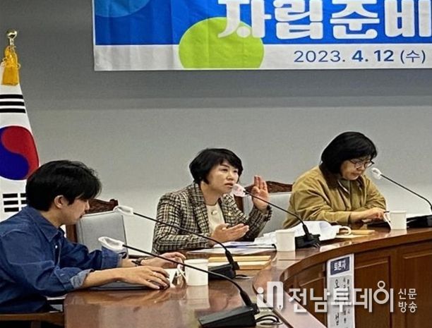서구의회 오미섭 의원 (가운데, 오미섭 의원 제공)