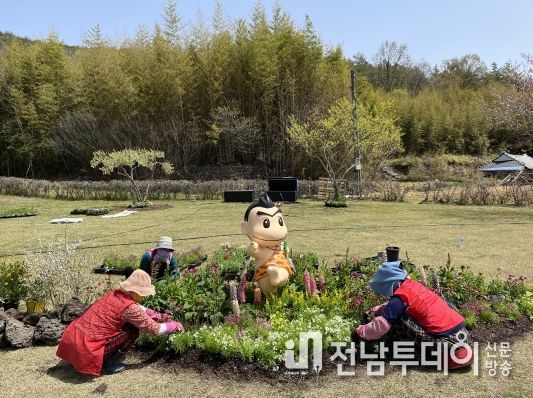 고인돌축제행사장인 고인돌유적지(춘양 잔디광장)에서 꽃조형물을 연출하고 있다.