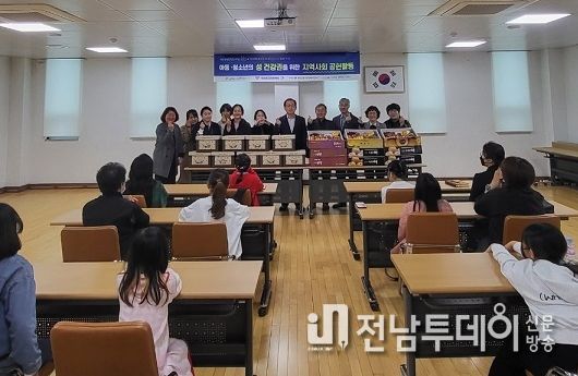 목포시 용당2동행정복지센터에서는 목포시청소년성문화센터와 청소년보호자동아리와 함께 한부모가족을 대상으로 성 건강권 향상을 위한 성교육 지도와 더불어 생필품 및 먹거리를 지원하고 있다.