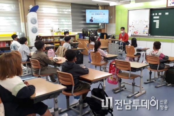 1. 목포시가 안전한 일상생활을 위해 어르신들의 낙상예방교육을 진행하고 있다.