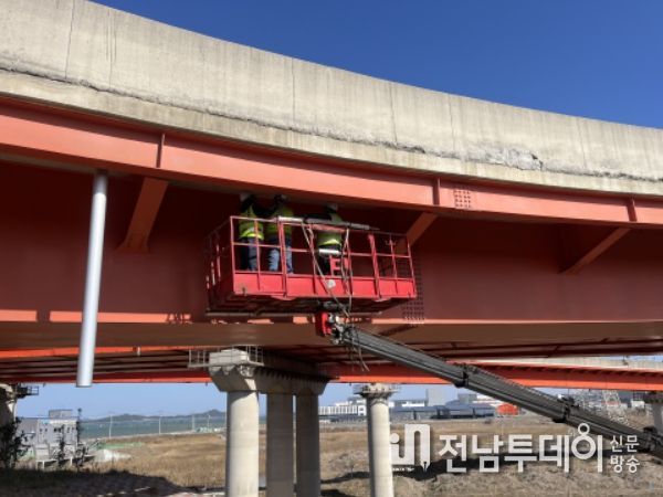 목포시가 교량·육교 등 주요 도로시설물 58개를 대상으로 특별 안전점검을 시행한다.