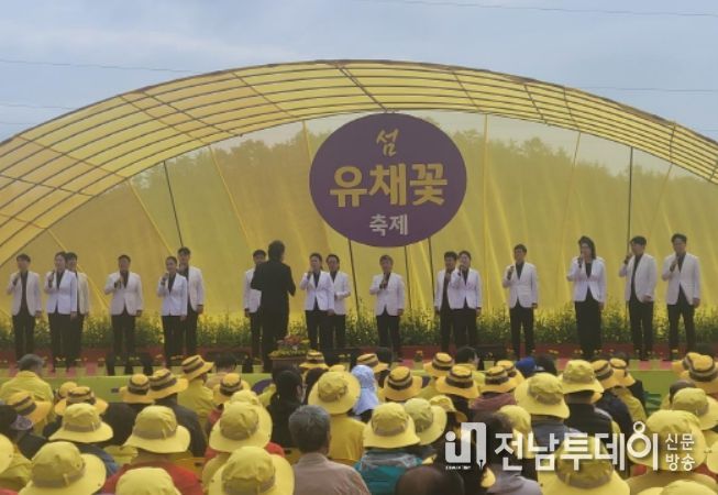 목포시가 신안 팔금면 섬 유채꽃 축제에서 찾아가는 공연을 펼쳐 목포·신안 통합공감대를 이어가고 있다.
