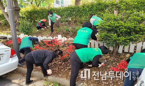 여수시 여서동 새마을부녀회원들은 지난 12일 따스한 봄철을 맞아 주민들의 주된 생활공간이 되는 공원 일대에서 청결활동을 진행했다.