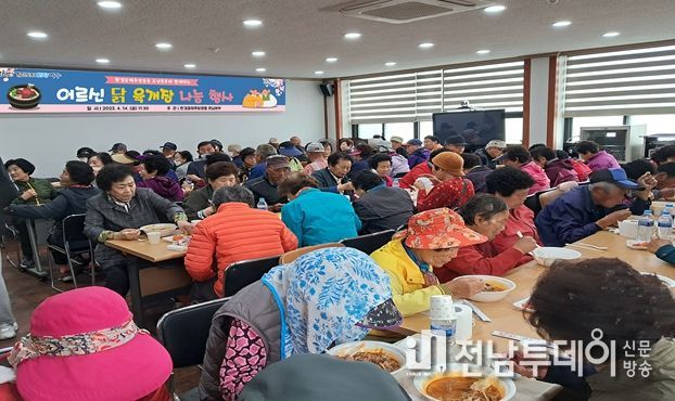 여수시 서강동에서는 지난 14일 주민센터 회의실에서 지역 어르신들을 위한 닭 육개장 나눔 행사를 가졌다.
