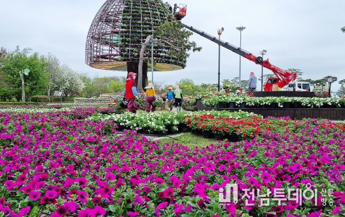 함평나비대축제, 축제 현장에 꿈과 희망의 대형 꽃탑 올리다
