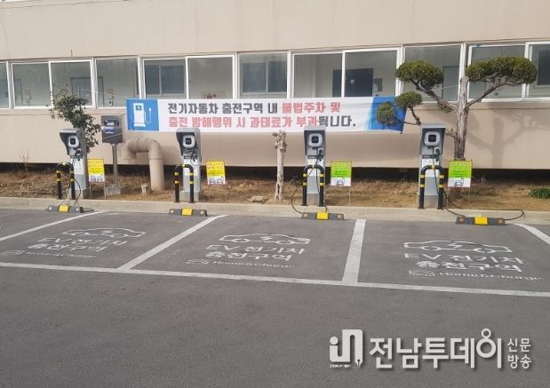 전기자동차 충전구역 : 화순군은 전기자동차 충전방행해위에 대한 단속을 강화하겠다고 밝혔다. 사진은 화순군 소재 아파트에 위치한 전기자동차 충전구역
