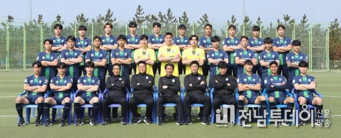 1. FC목포 축구단 조덕제 감독과 선수단