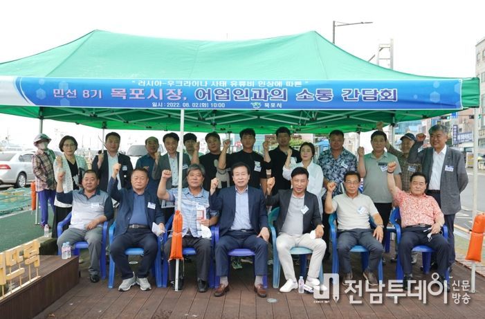 박홍률 목포시장이 취임 후 어업민과 현장에서 소통의 시간을 갖고 현장 어민 지원 강화를 약속하고 있다.