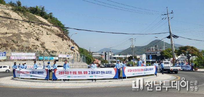 여수시가 20일 오전 교통안전 취약지에서 민․관 합동 ‘교통사고 사망자 없는 여수 만들기’ 캠페인을 전개했다.