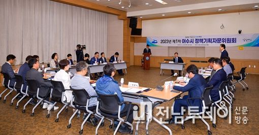 민선8기 시정현안 및 정책에 대해 자문하는 ‘여수시 정책기획자문위원회’가 지난 20일 위원회 운영계획을 확정하고 활동의 첫발을 내디뎠다.