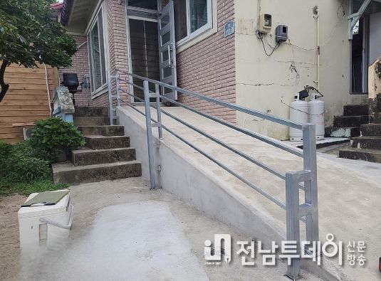여수시는 저소득 장애인이 일상생활에서 안전하게 이동하고 활동에 편의를 제공하기 위해 ‘장애인주택 개조사업’을 추진한다.(사진 주택 진입로 개선)