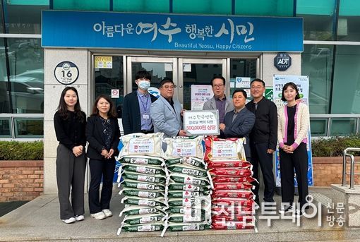여수한국병원(병원장 이해옹)과 여수한국요양병원(병원장 김대용)은 지난 18일 백미 20포를 어려운 이웃을 위해 써달라며 시전동 주민센터에 기탁했다.