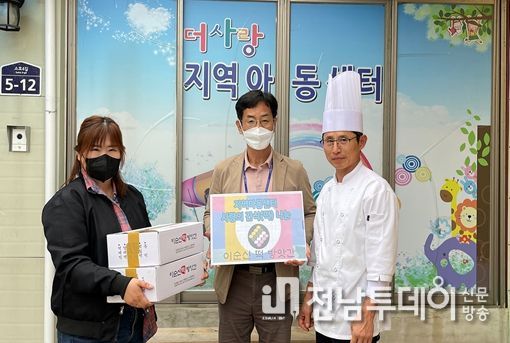 여수시 쌍봉동에 위치한 ‘이순신 떡 방앗간’은 지난 18일 더사랑지역아동센터 등 2개소를 방문해 떡 2상자를 전달했다.
