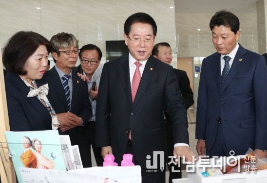 김영록 전라남도지사가 21일 오전 순천만생태문화교육원에서 ‘우리는 국가대표 사회복지사’를 주제로 열린 제9회 전남사회복지사 대회에서 김순정 여수시니어클럽대표로부터 여수시니어클럽에서 생산한 제품에 대해 설명을 듣고 있다.