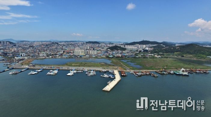 해양도시 목포의 남항에는 친환경선박 연구단지 기반 구축 및 해양관광 시설이 조성되고 있다.