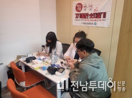 보건소 전문인력이 화순군청 민원상담실에서 교육을 진행하고 있는 모습.