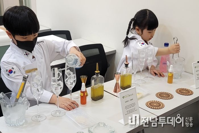 보성 티 마스터컵 광주 예선전에 참가한 남매가 베리에이션티를 제조하고 있다.
