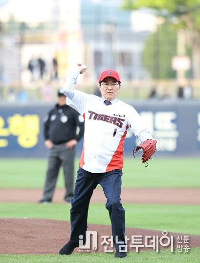 신우철 완도군수, 대규모 행사·축제 성공 기원 시구 나서