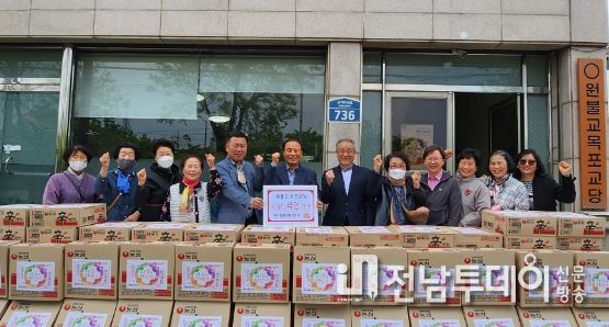 원불교 목포교당이 연산동에 라면 100박스를 기탁했다. / 목포시 제공