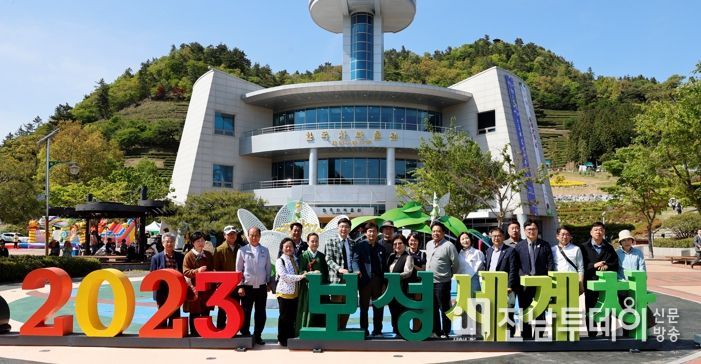 보성군, 경산시장, 하동군수 ‘2023 보성세계차엑스포’ 벤치마킹_가운데 글씨'보'에 손집고 있는 체크무니 자켓 김철우 보성군수,오른쪽 옆으로 조현일 경북 경산시장