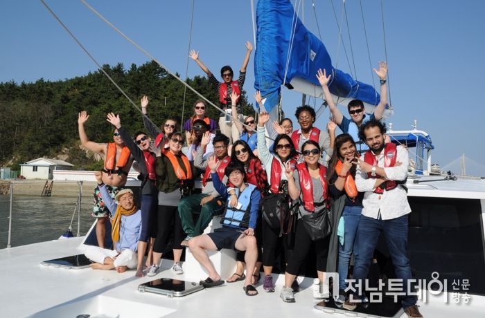 외국인들이 해양낭만의 도시 목포를 방문해 요트승선체험을 하고 있다.