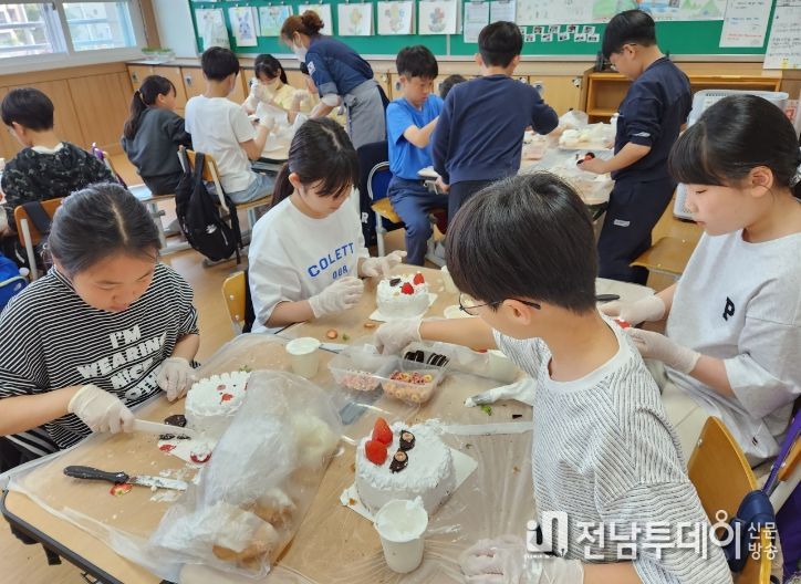 정성 가득 나만의 케이크 만들기 체험활동