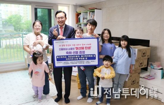 3일 윤병태 나주시장은 지난 3월 여섯째를 출산한 빛가람동 서 씨 부부 자택을 방문해 꽃다발과 지역 공공기관·업체 후원 선물을 전달하고 축하했다.