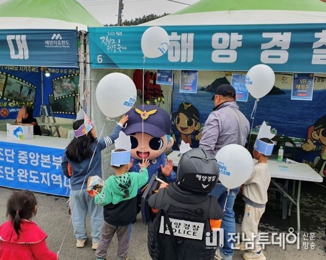 완도해경, 장보고 수산물 축제 “해양경찰 홍보부스” 인기