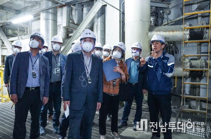박홍률 목포시장과 간부공무원들이 소각처리시설 내부에서 전체적인 소각 과정 설명을 듣고 있다.
