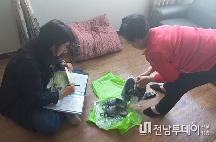 여수시는 지난 4일 어린이날을 맞아 가정위탁보호아동에 신발을 지원했다.