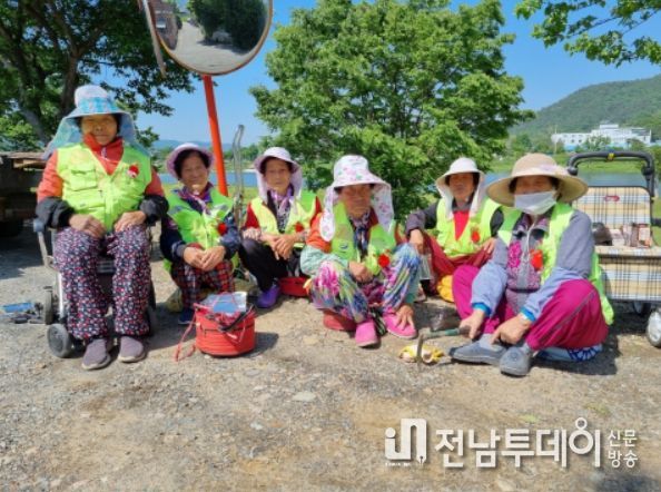 장흥읍번영회, 어버이날 맞이 사랑의 카네이션 전달