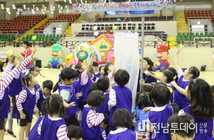 여수시 어린이급식관리지원센터에서 오는 16일부터 18일까지 3일간 흥국실내체육관에서 ‘어린이 튼튼체험나라’ 행사를 개최한다.