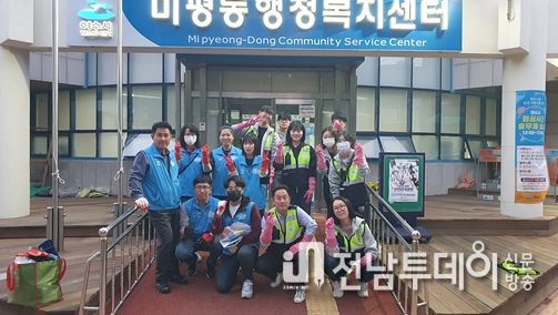 여수시 미평동은 지난 11일 전남대 여수캠퍼스 ‘에코프렌즈 캠퍼스 친환경 도우미’와 함께 쓰레기 불법투기 야간 단속을 실시했다.