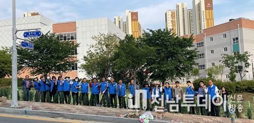 ‘여수 르네상스 시민운동’ 시전동 실천본부는 지난 11일 ‘청정전남 으뜸마을 만들기 사업’의 일환으로 도심 속 정원을 조성했다.