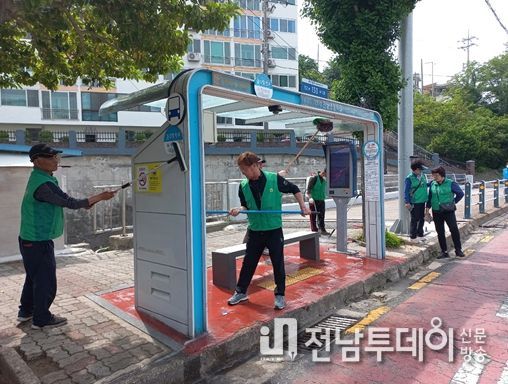 여수시 충무동 새마을지도자협의회는 지난 15일 관내 버스정류장 청결활동을 통해 마을 생활환경 개선에 앞장섰다.
