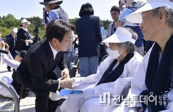 강기정 광주광역시장이 17일 오전 북구 운정동 국립5·18민주묘지에서 열린 '제43주년 5·18민주화운동 추모제'에 참석해 유가족을 위로하고 있다.