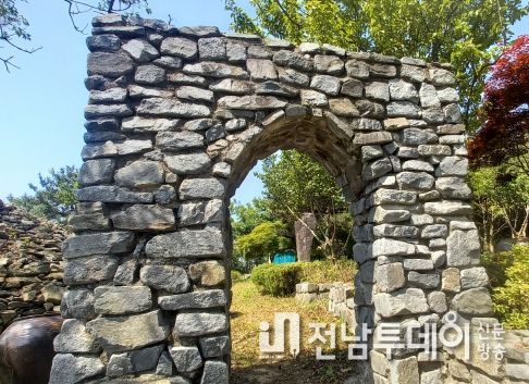 손불면 등남산 내 이팝공원과 팔각정