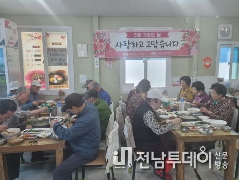 여수시 국동 최상길 통장협의회장은 가정의 달을 맞아 지난 12일 자신이 운영하는 식당에서 국동 4통 어르신 50여 분께 식사를 대접했다.